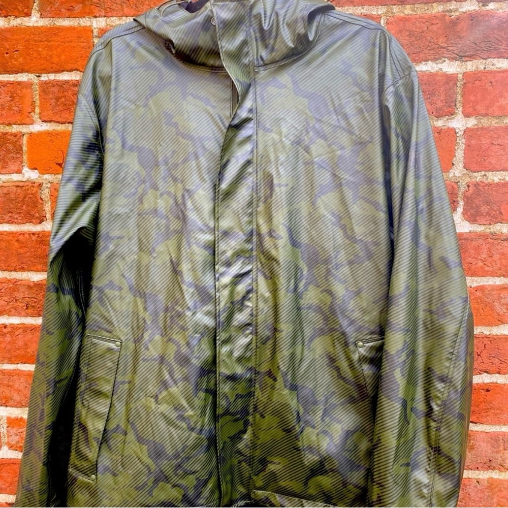 HELLY  HANSEN ~ Camo Rain Jacket ~ XL